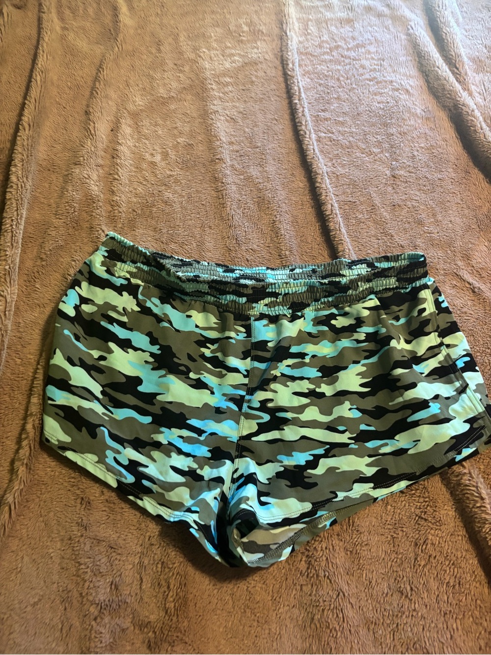 No Boundaries Women's Camo Athletic Shorts - Green & Black
